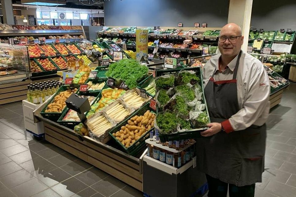 Ob saisonal, regional, exotisch oder bio: Abteilungsverantwortlicher Mathias Löttke hat im Obst- und Gemüsebereich alles im Griff.