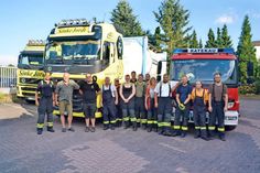 Gemeinsam mit seiner Einsatzmannschaft stattete Ratekaus Wehrführer Markus Thiel (l.) Sönke Jordt (2.v.l.) einen Besuch ab, und nahm die Tankwagen in Augenschein.