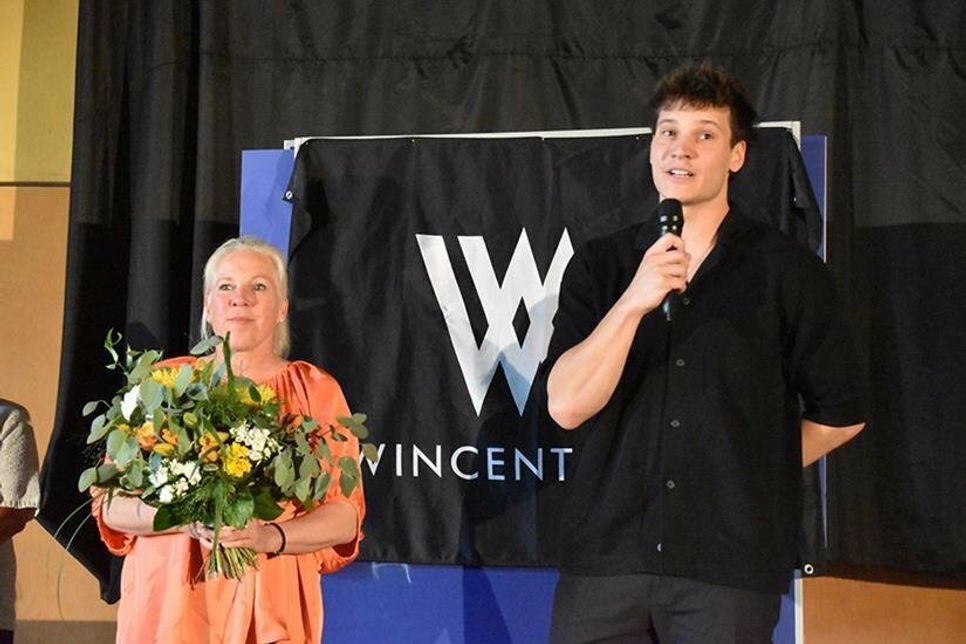 Schüler, Lehrer und die anwesenden Eltern freuten sich über den Besuch von Wincent Weiss, hier mit seiner ehemaligen Lehrerin und Musical-Autorin Silvia Richter.