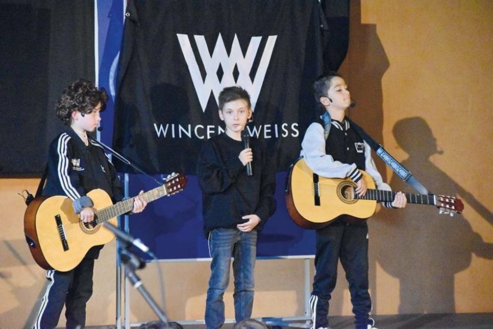 Wincent Weiss-Darsteller Leonard Schlipköter (Mitte) mit Bandmitgliedern in 6. Szene bei Bandproben.