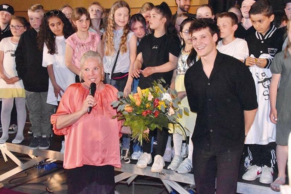 Schüler, Lehrer und die anwesenden Eltern freuten sich über den Besuch von Wincent Weiss, hier mit seiner ehemaligen Lehrerin und Musical-Autorin Silvia Richter.