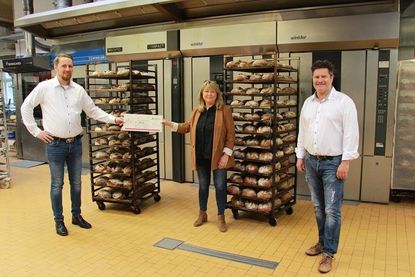 Jan Thaysen (lks.) mit Sandra Redmann und Detlef Scheel in der Backstube in der Lienaustraße.