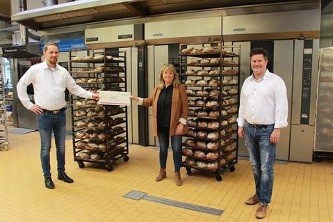 Jan Thaysen (lks.) mit Sandra Redmann und Detlef Scheel in der Backstube in der Lienaustraße.