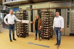 Jan Thaysen (lks.) mit Sandra Redmann und Detlef Scheel in der Backstube in der Lienaustraße.