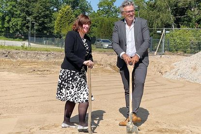 Heike Steinbach, Geschäftsführerin der „Die Diakonie Ostholstein gGmbH“, und Andreas Zimmermann, Bürgermeister Gemeinde Ahrensbök, beim symbolischen Spatenstich.