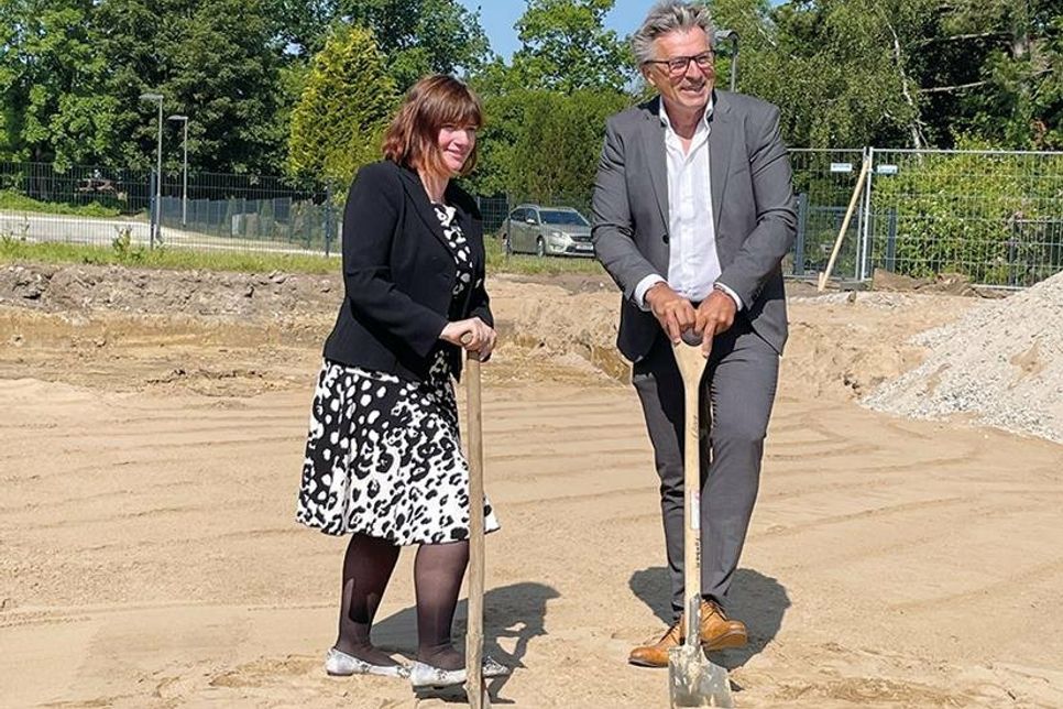 Heike Steinbach, Geschäftsführerin der „Die Diakonie Ostholstein gGmbH“, und Andreas Zimmermann, Bürgermeister Gemeinde Ahrensbök, beim symbolischen Spatenstich.