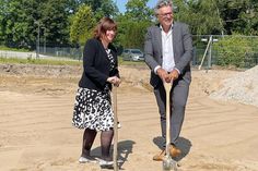 Heike Steinbach, Geschäftsführerin der „Die Diakonie Ostholstein gGmbH“, und Andreas Zimmermann, Bürgermeister Gemeinde Ahrensbök, beim symbolischen Spatenstich.