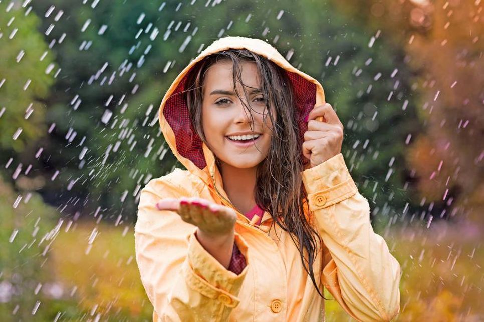 Bewegung an der frischen Luft tut bei (fast) jedem Wetter gut. Foto: djd/ascopharm/thx.