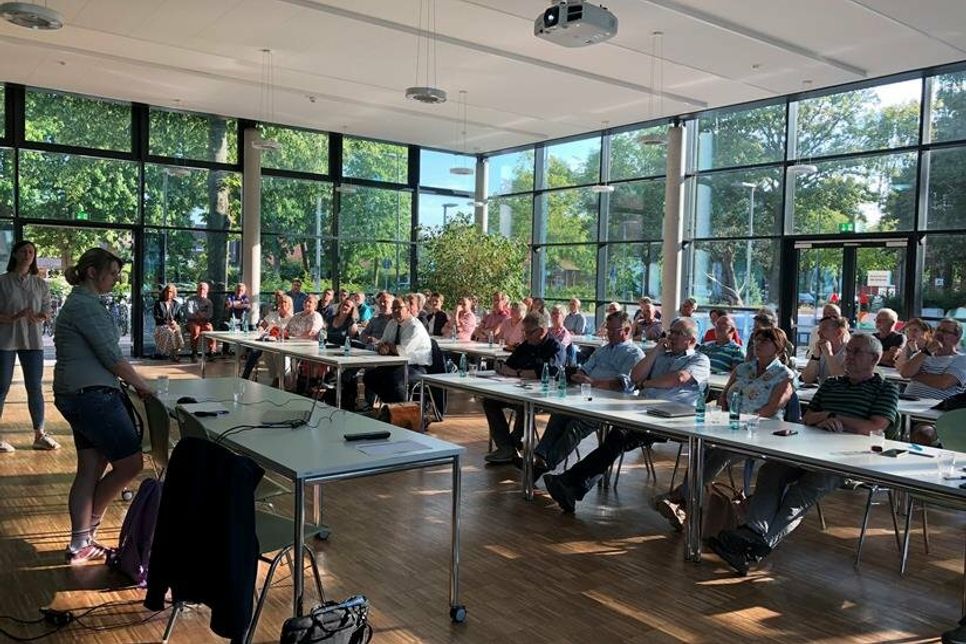 Die Akteurs- und Interessensgruppen trafen sich in der Mensa der Jacob-Lienau-Schule.