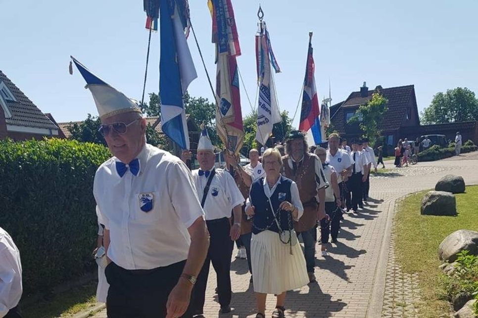 Der Festumzug wird begleitet vom Musikzug der Gemeindewehr Grömitz.