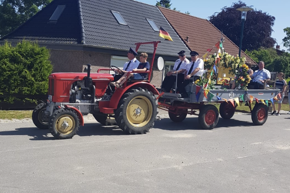 Nach dem Abholen des Königs führt der Umzug durch das Dorf zum Festplatz.