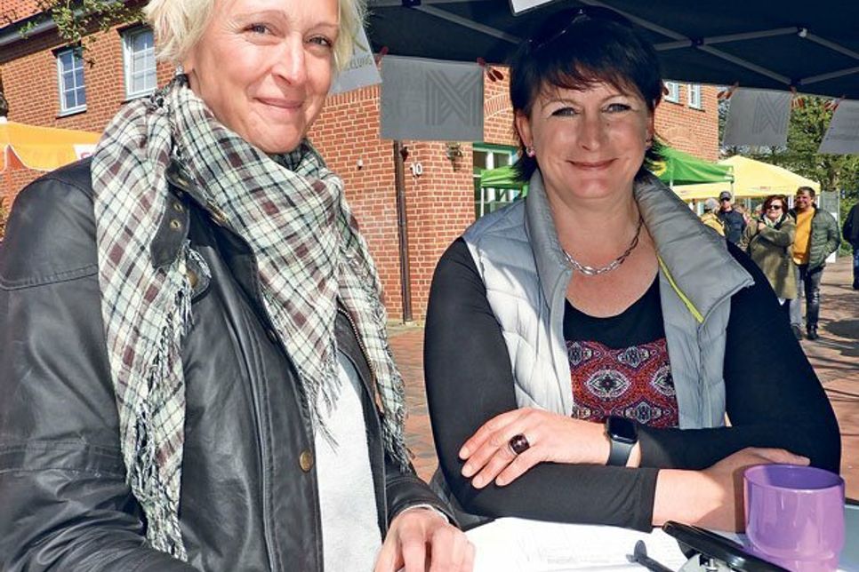 Anke Franke teilt das Anliegen der BI, für die Sonja Wirges am Stand informiert.