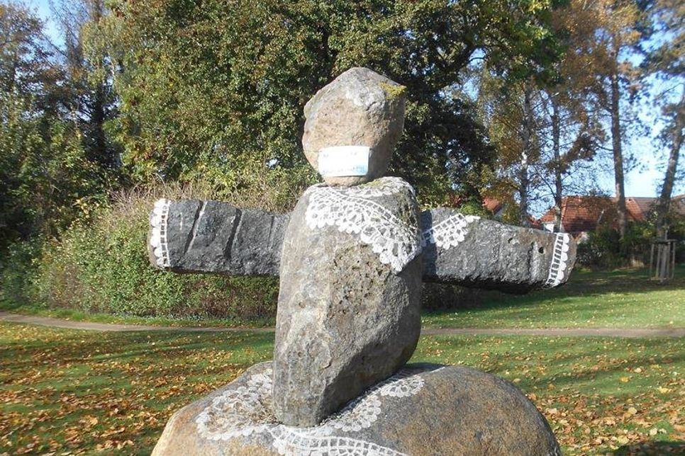 Neustadt. „ Na, ob der Mundschutz auch die Skulptur schützt“, fragte sich unsere Leserin Uschi Jansen, die uns das Fotos des Kunstwerks von Kemal Tufan im Park des alten Hochtorfriedhofs am Rosengarten schickte. (red)