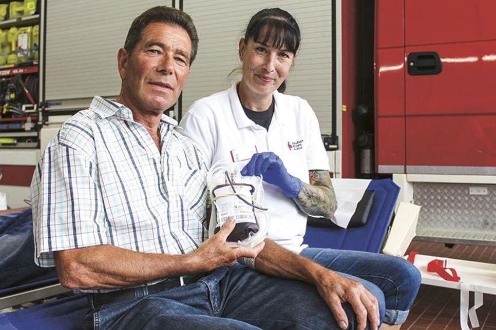 Gerhard Heitzelmann mit Schwester Jessica Ostrowski (DRK-Blutspendendedienst), die dem Jubilar über die Jahre zahlreiche seiner insgesamt 175 Blutspenden entnommen hat.