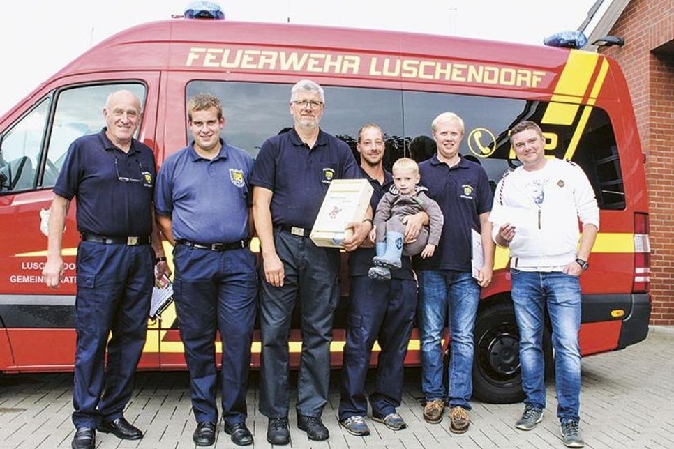 100-maliger Blutspender Thomas Harnack (3.v.l.) im Kreis seiner Kameraden aus der Freiwilligen Feuerwehr Luschendorf. (Fotos: DRK-Blutspendedienst/hfr)