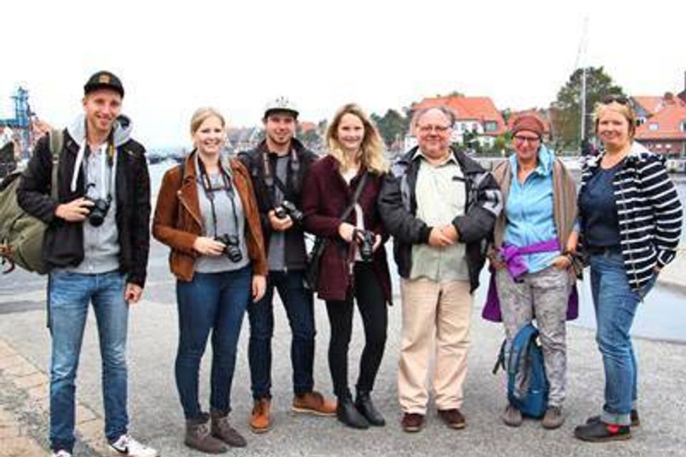 Neustadt. Mit Kameras und Smartphones unterwegs: die Teilnehmer des Instawalks, der am Samstag im Rahmen des „Baltic Film Art Festivals“ von der Tourismus-Agentur Lübecker Bucht veranstaltet wurde. Gemeinsam mit Stadtführer Gerrit Gätjens (3. v. re.) und Nadine Zellermann von der Tourismus-Agentur (2. v. lks.) unternahmen fünf Nutzer des sozialen Netzwerks Instagram einen Fotospaziergang durch die Hafenstadt. Die Fotos und Videos werden nun nach und nach im Internet auf den Instagram-Accounts der Teilnehmer veröffentlicht. Versehen mit entsprechenden Instagram-Markierungen, den Hashtags, werden die Bilder dann gebündelt dargestellt und können bei Instagram unter Angabe der Hashtags #instawalkbfaf, #stranddeineslebens, #luebeckerbucht, #neustadt, #balticfilmartfestival angeschaut werden. (he)