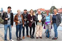Neustadt. Mit Kameras und Smartphones unterwegs: die Teilnehmer des Instawalks, der am Samstag im Rahmen des „Baltic Film Art Festivals“ von der Tourismus-Agentur Lübecker Bucht veranstaltet wurde. Gemeinsam mit Stadtführer Gerrit Gätjens (3. v. re.) und Nadine Zellermann von der Tourismus-Agentur (2. v. lks.) unternahmen fünf Nutzer des sozialen Netzwerks Instagram einen Fotospaziergang durch die Hafenstadt. Die Fotos und Videos werden nun nach und nach im Internet auf den Instagram-Accounts der Teilnehmer veröffentlicht. Versehen mit entsprechenden Instagram-Markierungen, den Hashtags, werden die Bilder dann gebündelt dargestellt und können bei Instagram unter Angabe der Hashtags #instawalkbfaf, #stranddeineslebens, #luebeckerbucht, #neustadt, #balticfilmartfestival angeschaut werden. (he)