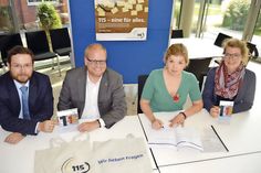 Stellten die Behördennummer vor und waren Zeugen der Vertragsunterzeichnung durch Stockelsdorfs Bürgermeisterin Julia Samtleben: Hauptamtsmitarbeiter (l.) Nils Büker, Oliver Voigt und Leanne Petersen (r.) aus dem Digitalisierungsministerium. (Foto: Stefan Setje-Eilers)