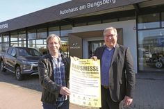 Jan Knoop und Andreas Ganzer (v. lks.) laden zur Hausmesse im Autohaus am Bungsberg ein.