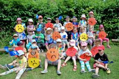 Die Kinder sind traurig, dass das für sie gedachte Geld gestohlen wurde.