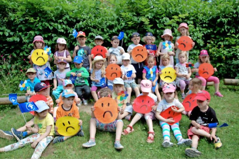 Die Kinder sind traurig, dass das für sie gedachte Geld gestohlen wurde.
