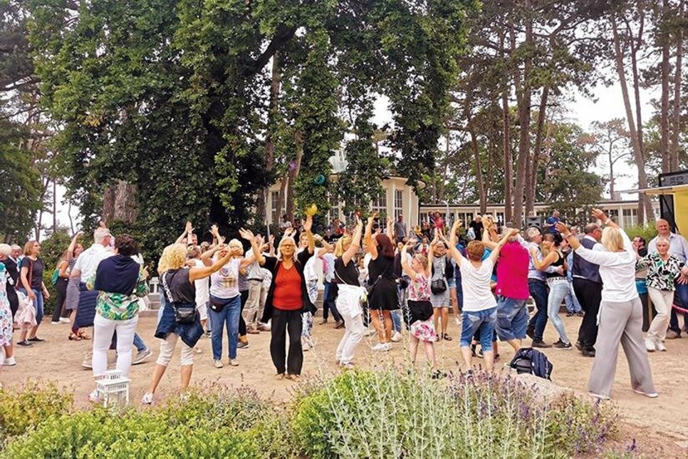 Am Donnerstagabend heißt es wieder „Tanzen am Meer“ mit DJ René am Seepferdchenbrunnen vor der Trinkkurhalle in Timmendorfer Strand.