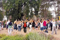 Am Donnerstagabend heißt es wieder „Tanzen am Meer“ mit DJ René am Seepferdchenbrunnen vor der Trinkkurhalle in Timmendorfer Strand.