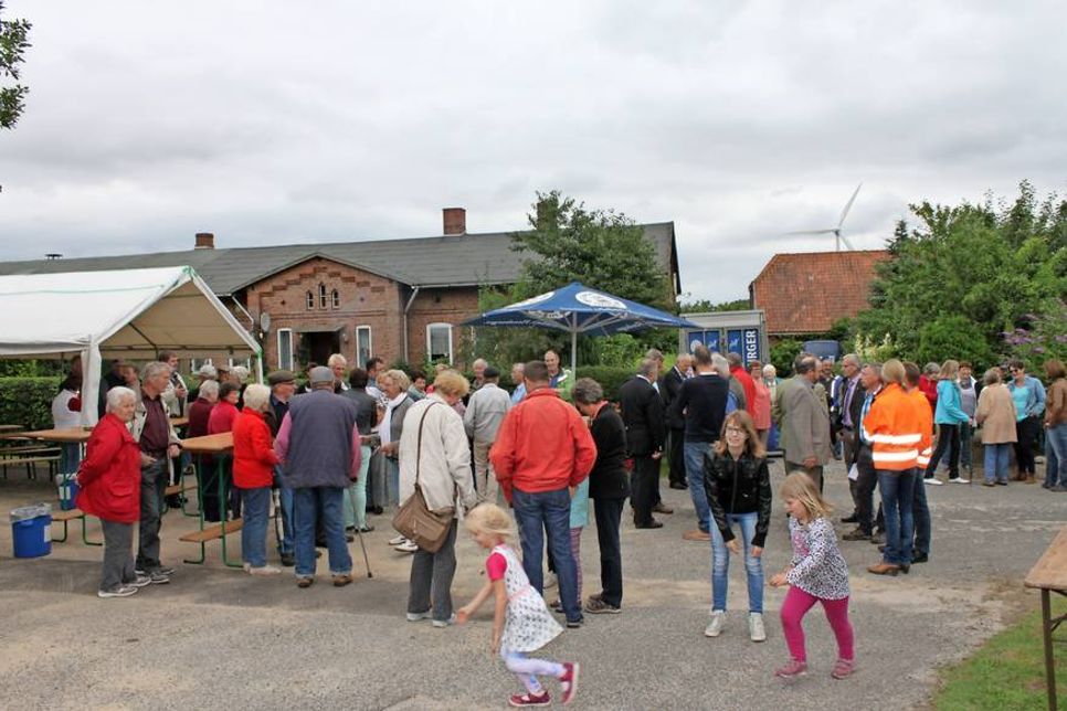 Das Grillfest zur Brückeneinweihung lockte viele Gäste aus Nienrade.