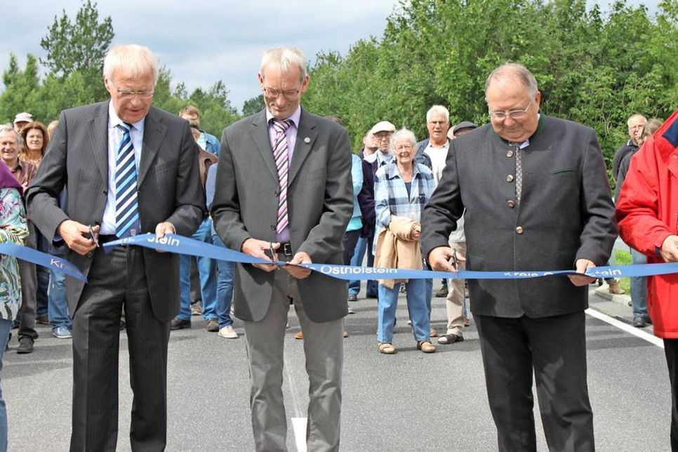 Landrat Reinhard Sager, Bürgermeister Reinhard Krönke und Alfred Scheer von der Baufirma geben die Brücke offiziell frei.