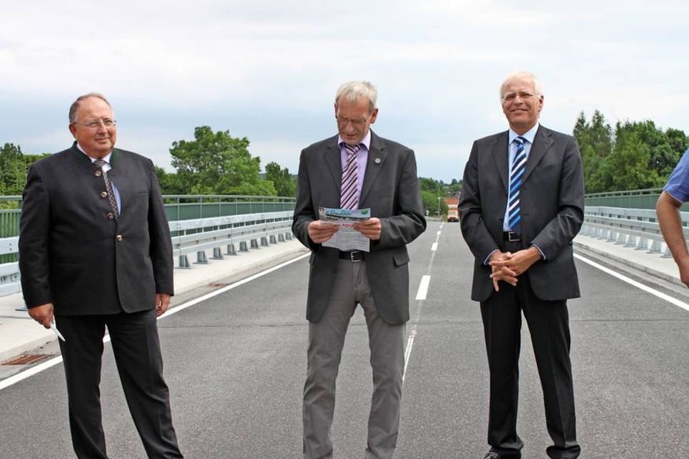 Ein erleichterter Bürgermeister (Mitte) freut sich über die Fertigstellung.