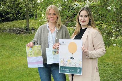 Die Umweltabteilung der Gemeinde Ratekau startet einen Mal- und zwei Fotowettbewerbe unter dem Motto „Insektenretter“. Lilly Meins (l.) und Ilaria Masdea begleiten die Aktionen in der Gemeindeverwaltung.