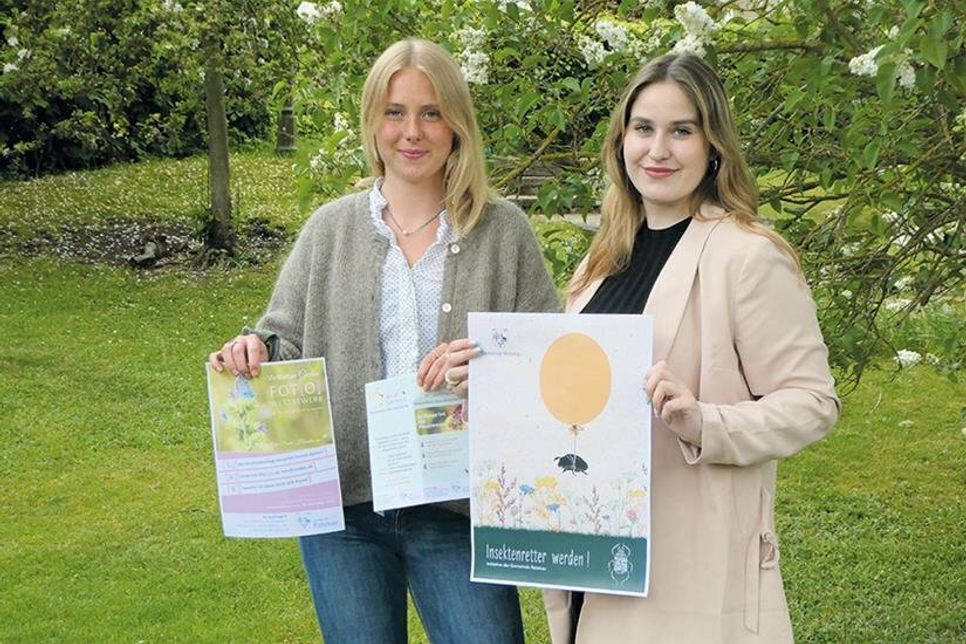 Die Umweltabteilung der Gemeinde Ratekau startet einen Mal- und zwei Fotowettbewerbe unter dem Motto „Insektenretter“. Lilly Meins (l.) und Ilaria Masdea begleiten die Aktionen in der Gemeindeverwaltung.