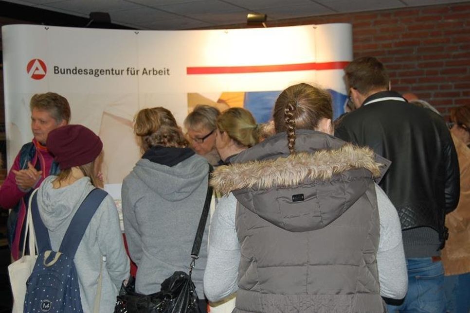 An 48 Ständen gibt es Informationen zum Ausbildungsalltag, Verdienst- und Aufstiegschancen aus erster Hand.