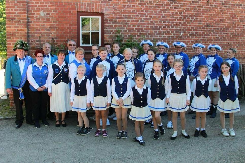 Der Karnevalverein Bi-Wa Altenkrempe mit kleiner Garde.