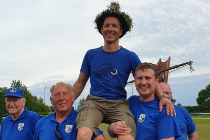 Bi-Wa Vereinsmitglieder ließen den neuen Bürgerkönig Axel Rutig mit der traditionellen Blumenkrone hochleben.