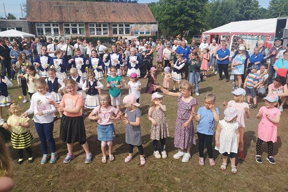 Auf dem Sportplatz Hasselburg konnten alle kleinen und großen Besucher ihr Tanzbein schwingen.