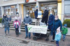 Einen Ordner voller Unterschriften übergibt Marcus Both von der neuen Elterninitiative (oben auf der Treppe, re.) mit weiteren Elternsprechern an Bad Schwartaus Bürgermeister Dr. Uwe Brinkmann (oben auf der Treppe, li.).