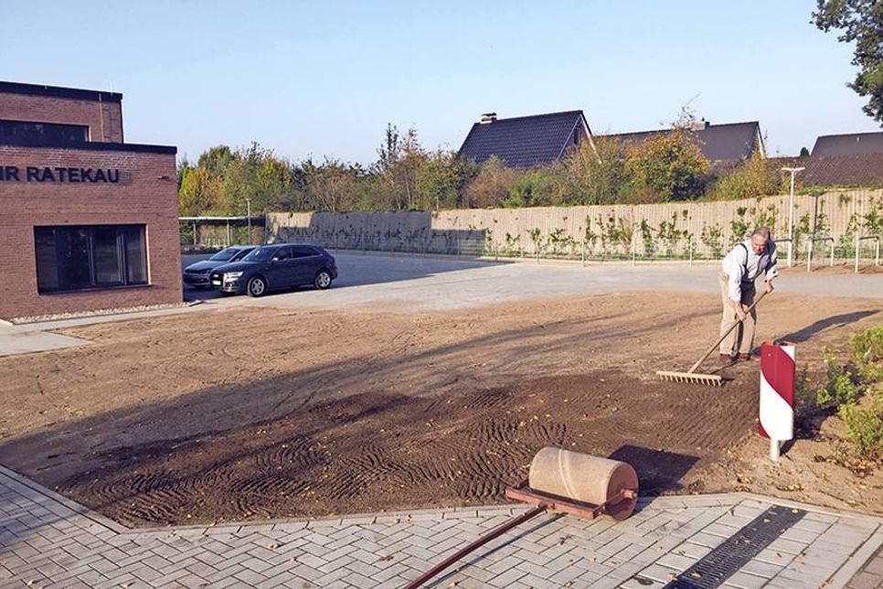 Hannes Evers, Ehrenmitglied der Feuerwehr Ratekau, hat den entstandenen Schaden behoben. (Foto: Feuerwehr)