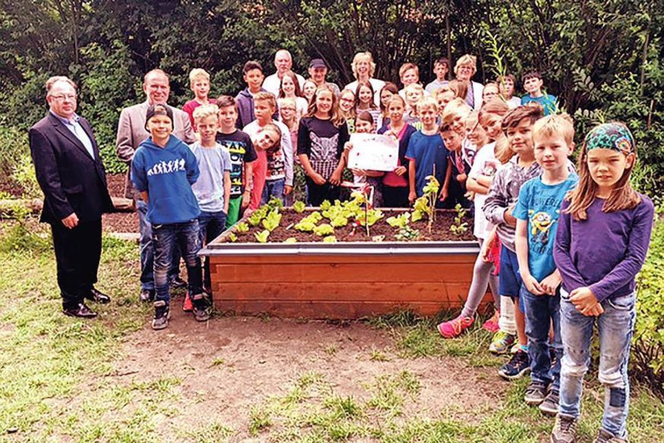 Die Schüler der Erich-Kästner-Schule in Stockelsdorf freuen sich über ihr neues Hochbeet.