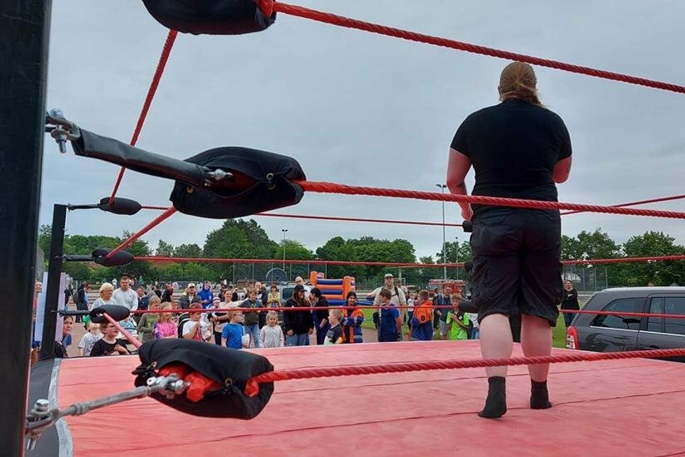 Vor jedem Kampf werden die Wrestler von einem Ringsprecher angekündigt.