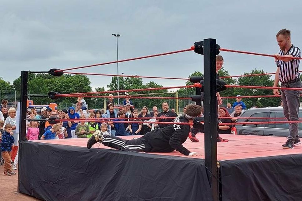 Open Air beim Sommerfest des TSV Kücknitz - Wrestlingmatch der jungen Trainees Ryan Klages und Maximilian Gomm.