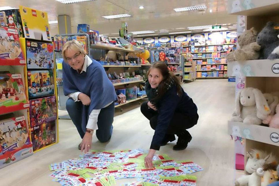 Gewerbevereinsvorsitzende Susanne Bimberg-Nittritz mit Larissa Klünder vom Tourismus-Service bei der Auslosung.