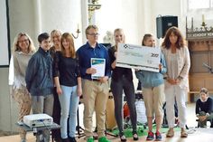 Die siegreichen Projektteilnehmer (von links nach rechts): Mallehrerin Angelika Bannow, Leon Kurrat, Berufsschullehrerin Karen Wohlert, Chiara Fiocco, Xaver Bumann, Luisa Seeland, Merle Kreft und Außenstellenleiterin und Lehrerin Birgit Becker. (Foto: hfr)