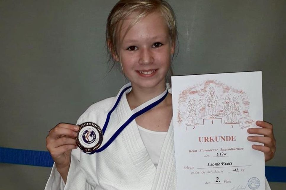 Am vergangenen Sonntag ist Leonie Evers zum Stormarner Jugendturnier nach Glinde gefahren, um die NLC-Judosparte zu vertreten. Und das tat sie mit Erfolg. Am Ende des Turniertages stand Leonie auf dem 2. Platz des Siegerpodestes. (red)