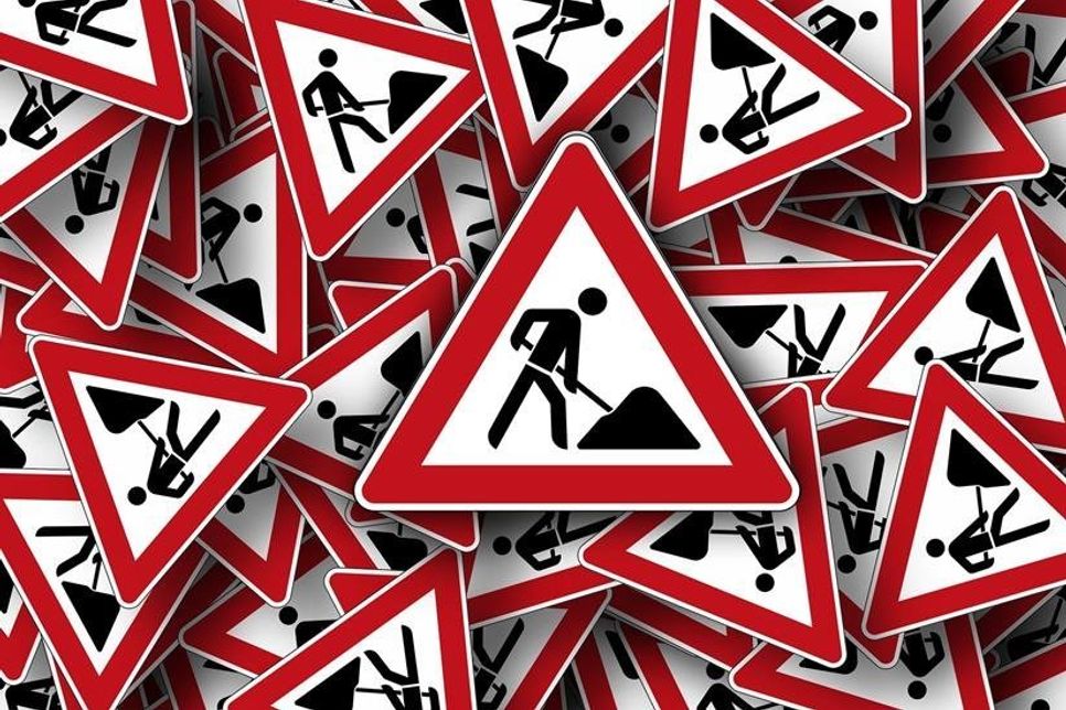 Der Verkehr wird im Bereich der Baustelle über den Überholungsfahrstreifen geführt. Die Geschwindigkeit im Baustellenbereich wird auf 80 km/h beschränkt.