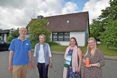 Svenja Heindorf und Pia Höffer (r.), stellvertretend für die „Krabbelgruppe“ im Bugenhagenhaus, freuten sich über den Erlös eines Benefizflohmarktes in Höhe von 345,70 Euro, der nach einem Einkauf als Lebensmittelsachspende an die Vertreter der Preetzer Tafel Renate Beck und Jürgen Weiser übergeben werden soll.