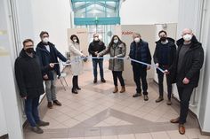 Offizielle Eröffnung (von links nach rechts): Joachim Nitz (Geschäftsführer TSNT GmbH), André Rosinski (TALB-Vorstand), Bürgermeisterin Bettina Schäfer (Scharbeutz), Jörn Eckert (Sozialausschussvorsitzender in Timmendorfer Strand), die stv. Bürgermeisterin Melanie Puschaddel-Freitag (Timmendorfer Strand), Dr. Wulf Drewes, Apotheker Kay Klindwort und Marco Graupner (Klindwort Medical).