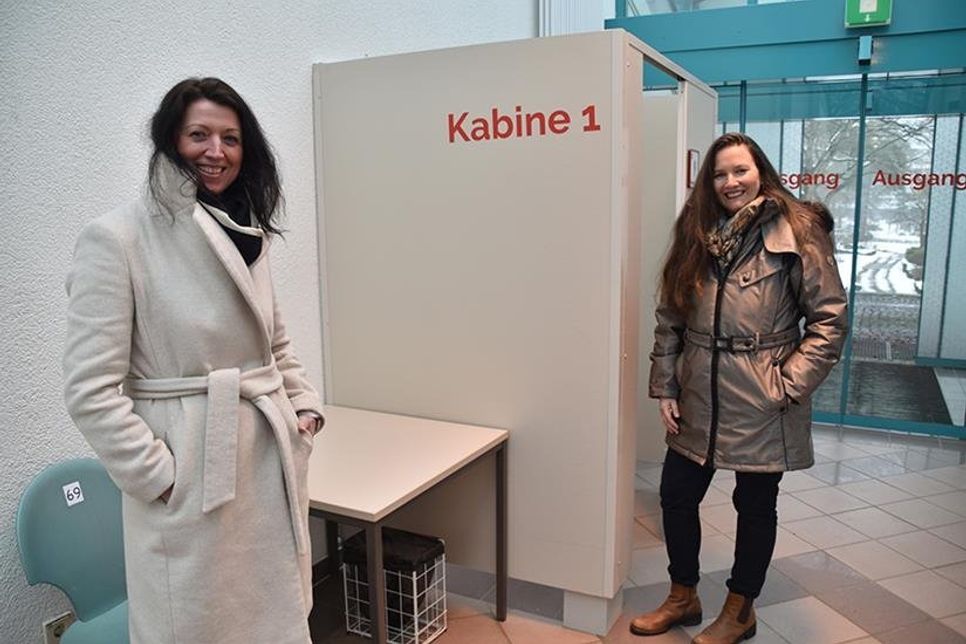 Die Bürgermeisterinnen Bettina Schäfer (links) und Melanie Puschaddel-Freitag vor einer Testkabine.
