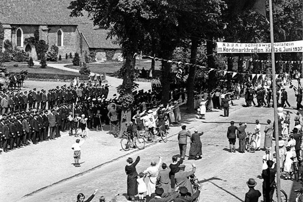 Verabschiedung der Sportler zum 3. Nordmarktreffen 1937 in Kiel.