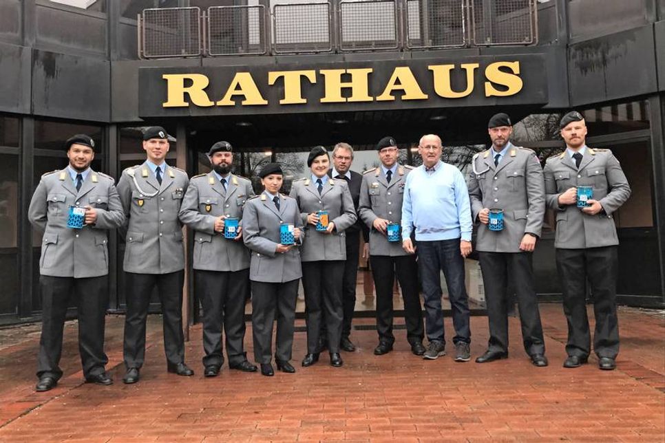 Bürgermeister Klaus Winter (hinten Mitte) bedankt sich bei der Bevölkerung und bei den Soldaten für das tolle Engagement.